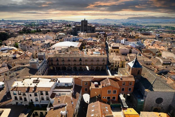 在阴郁的天气里 阿维拉的城市景观被中世纪城墙所熟知 城镇被称为石城和圣城 著名的地方 西班牙的地标在卡斯蒂利亚和里昂 教科文组织 西班牙 — 图库照片