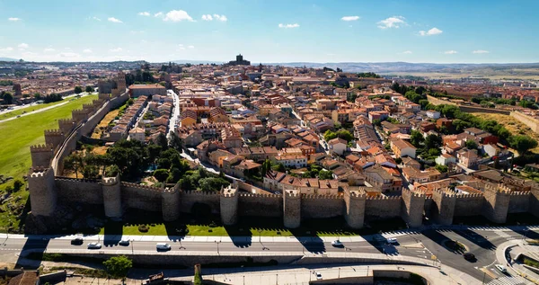 无人机的观点阿维拉城景观屋顶 中世纪城墙从顶部俯瞰 石城和圣徒城叫来的著名的地方 西班牙的地标在卡斯蒂利亚和里昂 教科文组织 西班牙 — 图库照片