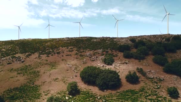 Drone Synvinkel Rörliga Turbiner Väderkvarnar Vindkraftsomvandlare Till Elektricitet Panoramabild Odlad — Stockvideo
