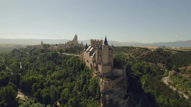 位于西班牙卡斯蒂利亚市和莱昂市的空中无人驾驶飞机的观点 阿尔卡扎尔的中世纪城堡在阳光灿烂的天空中与蓝天相对照 城堡是联合国教科文组织的一个世界遗产 — 图库视频影像