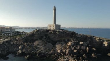 İHA görüntüsü, İspanya 'nın Mursia bölgesindeki Mar Menor deniz kenarında La Manga del Mar Menor deniz fenerinin Cabo de Palos deniz feneri.