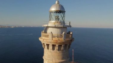 İHA görüntüsü, İspanya 'nın Mursia bölgesindeki Mar Menor deniz kenarında La Manga del Mar Menor deniz fenerinin Cabo de Palos deniz feneri.