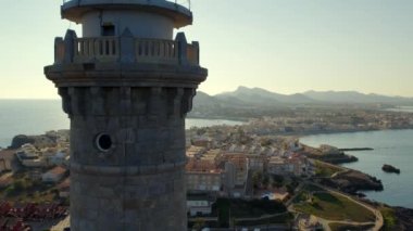 İHA görüntüsü, İspanya 'nın Mursia bölgesindeki Mar Menor deniz kenarında La Manga del Mar Menor deniz fenerinin Cabo de Palos deniz feneri.