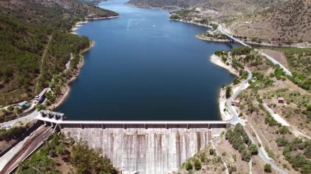 ブルヒーリョ貯水池のダムは 夏の晴れた日にドローンの視点 アビラの州のアルベルチェ川沿いに位置しています スペイン — ストック動画