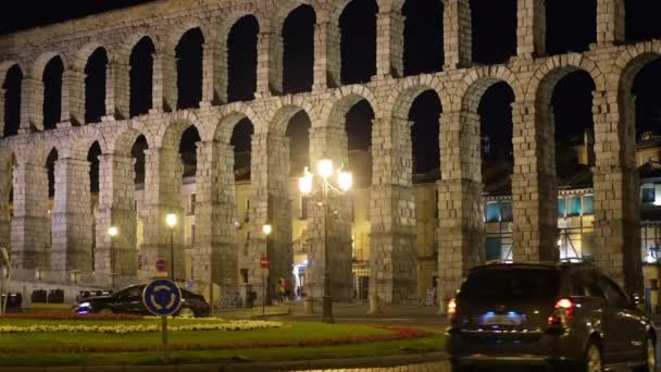 Segovia España Junio 2021 Coches Moviéndose Rotonda Durante Noche Vista — Vídeo de stock