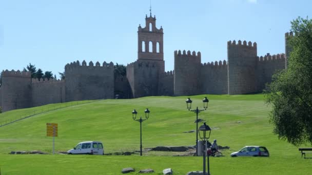 Avila Spanien Juni 2021 Upptagen Väg Och Befästa Murar Omger — Stockvideo