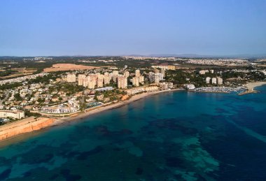 Dehesa de Campoamor 'un hava aracı manzaralı kumlu plajı. Alicante ili, Costa Blanca, İspanya