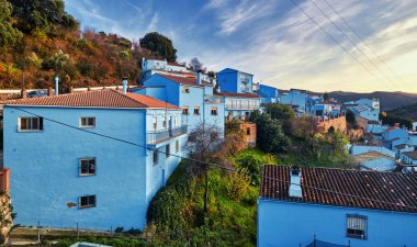 Resimli tepe kenarı ünlü Juzcar kasabası ya da Şirinler Köyü, tüm evler maviye boyanmış. Şehir simgeleri ve seyahat yerleri. Valle del Genal, Serrania de Ronda, Malaga. Endülüs, İspanya