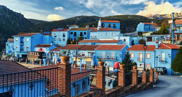 Juzcar スペイン 2019年12月17日 絵のような丘の中腹に有名なJuzcar町やSmurfs Village すべての住宅は青い色を塗装しました ランドマークや旅行先 マラガ スペインのアンダルシア — ストック写真