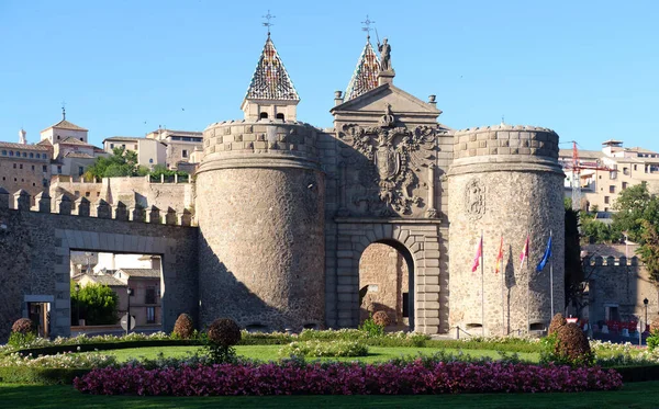 新比萨格拉门 New Bisagra Gate Puerta Bisagra Nueva 托莱多的著名城门 从城外的城市观景 开着盛开的花坛 — 图库照片