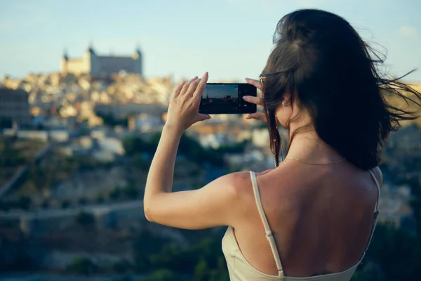 Bakåt Visa Ung Kvinna Hålla Mobiltelefon Foto Njuta Toledo Stadsbild — Stockfoto