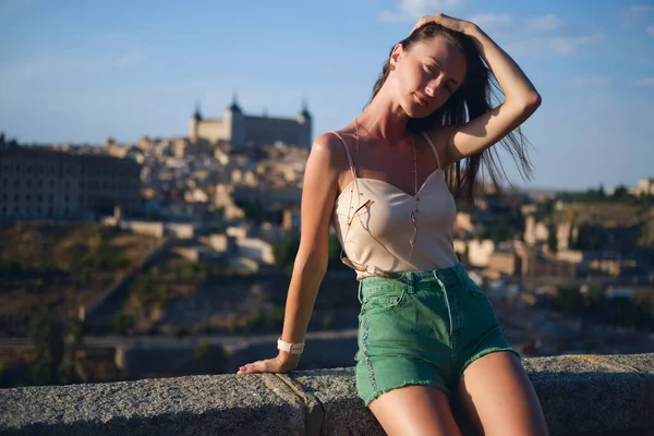 Mooie Jonge Dertiger Jaren Vrouw Poseren Tegen Toledo Stadsgezicht Achtergrond — Stockfoto