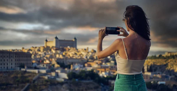 Achteraanzicht Jonge Vrouw Houden Mobiele Telefoon Nemen Foto Genieten Van — Stockfoto