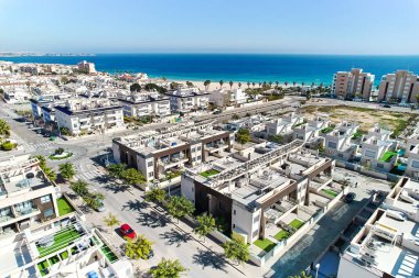 Sahil beldesi Mil Palmeras 'ın yeni lüks villaları. Costa Blanca, Alicante ili. İspanya