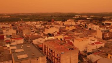 İnsansız hava aracı bakış açısı, panoramik manzara Calima 'daki İspanyol kasabası Sahra Çölü' nden gelen kum fırtınası gündüz görüşü. Alicante ili, Formentera del Segura. İspanya