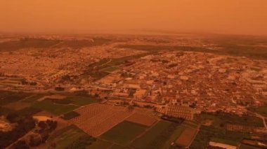 İnsansız hava aracı bakış açısı, panoramik manzara Calima 'daki İspanyol kasabası Sahra Çölü' nden gelen kum fırtınası gündüz görüşü. Alicante ili, Formentera del Segura. İspanya
