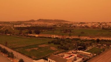 İnsansız hava aracı bakış açısı, panoramik manzara Calima 'daki İspanyol kasabası Sahra Çölü' nden gelen kum fırtınası gündüz görüşü. Alicante ili, Formentera del Segura. İspanya