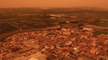 İnsansız hava aracı bakış açısı, panoramik manzara Calima 'daki İspanyol kasabası Sahra Çölü' nden gelen kum fırtınası gündüz görüşü. Alicante ili, Formentera del Segura. İspanya