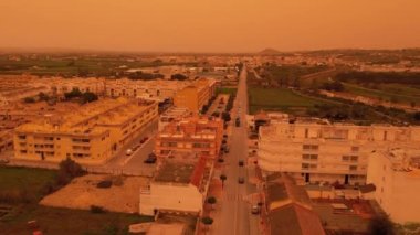 İnsansız hava aracı bakış açısı, panoramik manzara Calima 'daki İspanyol kasabası Sahra Çölü' nden gelen kum fırtınası gündüz görüşü. Alicante ili, Formentera del Segura. İspanya