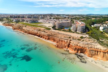 İnsansız hava aracı, Costa Blanca 'daki Dehesa de Campoamor panoramasını çekti. Seyahat ve turizm konsepti, Alicante ili. İspanya