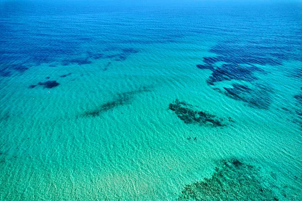 Dron Pohled Jasné Barvy Tyrkysové Vody Středozemního Moře Modré Oblačné — Stock fotografie