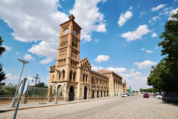 托莱多火车站外的钟楼位于蓝云的天空背景下 已被列为具有文化价值的财产 并被列为纪念碑 卡斯蒂利亚 拉曼查西班牙 — 图库照片