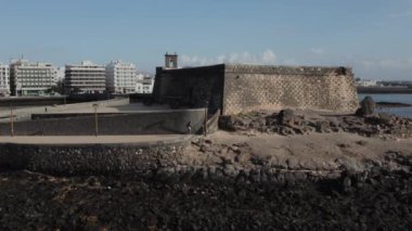 Castillo de San Gabriel kalesi, Lanzarote, Atlantik Okyanusu arkaplanı ve Arrecife şehrinin siluetinin sembolü olan popüler bir yerel mirastır. Kanarya Adaları. Yer işaretleri ve seyahat noktaları. İspanya
