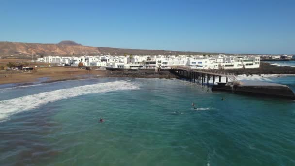 Foto Aérea Surfistas Entrenando Surf Playa Garita Arrieta Pequeño Pueblo — Vídeos de Stock