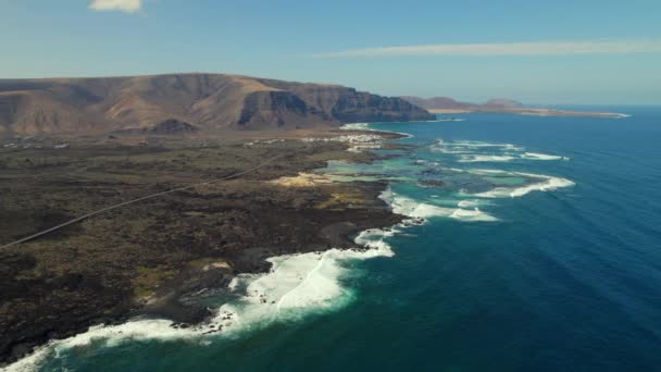 Luchtfoto Atlantische Oceaan Vulkanische Rotsachtige Kustlijn Lanzarote Spanje — Stockvideo