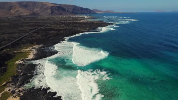 兰萨罗特岛的火山岩海滨和大西洋的空中无人驾驶飞机观点 Caleta Del Majon Blanco 西班牙金丝雀 — 图库视频影像