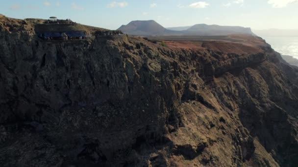 ランサローテ島のミラドール ナウム 晴れた日に岩の多い火山崖と大西洋と絵のような息をのむような空気の景色 カナリアだ スペイン — ストック動画