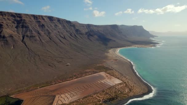 在Salinas Del Rio的Lanzarote旅游岛的火山岩海滨和大西洋上空无人驾驶飞机的观点 西班牙金丝雀 — 图库视频影像