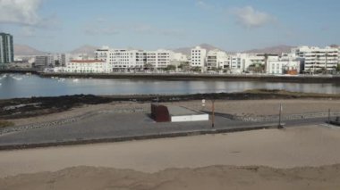 Arrecife şehri mavi gökyüzüne karşı ufuk çizgisi, demirli yatları ve tekneleri olan körfez. Lanzarote Adası, Atlantik Okyanusu 'ndaki Kanarya Adaları, Las Palmas Eyaleti. Seyahat yerleri, turizm konsepti. İspanya