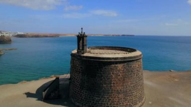 Atlantik Okyanusu kıyısındaki antik kale güçlendirilmiş duvar (Castillo del Aguila o de las Coladas), Playa Blanca hava aracı bakış açısındaki tarihi anıt. Lanzarote Adası, Kanaryalar. İspanya