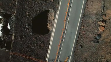 Lanzarote Adası 'nın kayalık kıyı şeridi boyunca harap olmuş çitli yol. İspanya