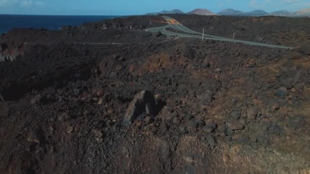 Letecký Dron Pohledu Sopečné Skalnaté Moře Atlantický Oceán Lanzarote Turistický — Stock video