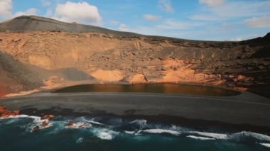 Güzel drone bakış açısı volkanik yeşil göl ya da El Lago Verde, Charco de los Clicos bakış açısı El Golfo 'da. Lanzarote. Kanarya Adaları. İspanya. Ünlü yerler ve simgeler, seyahat yeri konsepti.