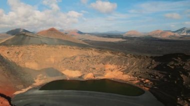 Güzel drone bakış açısı volkanik yeşil göl ya da El Lago Verde, Charco de los Clicos bakış açısı El Golfo 'da. Lanzarote. Kanarya Adaları. İspanya. Ünlü yerler ve simgeler, seyahat yeri konsepti.