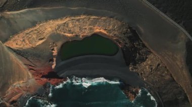 Güzel drone bakış açısı volkanik yeşil göl ya da El Lago Verde, Charco de los Clicos bakış açısı El Golfo 'da. Lanzarote. Kanarya Adaları. İspanya. Ünlü yerler ve simgeler, seyahat yeri konsepti.