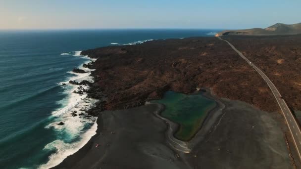 아름다운 화산대의 호수나 엘라고 베르데 란사로테 카나리아 스페인 장소와 랜드마크 — 비디오
