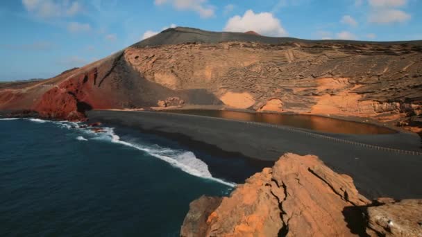 火山の緑の湖やエルラゴ ヴェルデ シャルコ クリコスの視点エル ゴルフォの美しいドローンポイント ランサローテだ カナリア諸島 スペインだ 有名な場所とランドマーク 旅行先のコンセプト — ストック動画