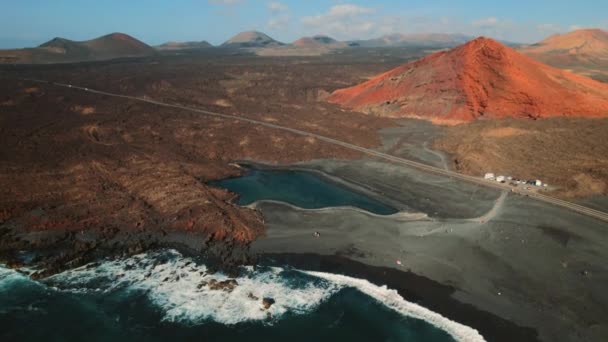 美丽的无人观景火山绿湖或El Lago Verde Charco Los Clicos在El Golfo的观点 兰萨罗特加那利群岛 西班牙 著名的地方和地标性旅游目的地概念 — 图库视频影像