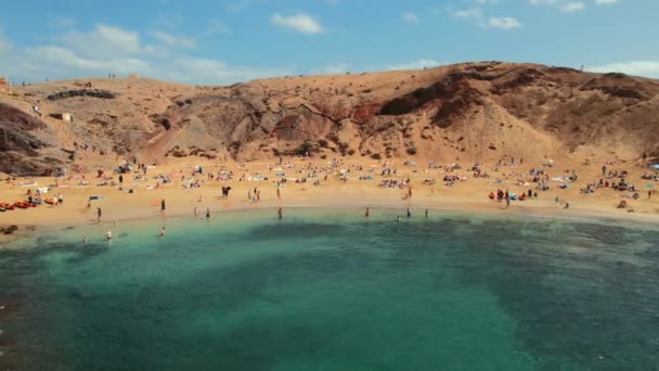 人们在兰萨罗特市最受欢迎的帕帕加约海滩 白沙湾 大西洋湾 清澈碧绿的海水上享受着空中美景 旅游目的地和旅游概念 加那利群岛 西班牙 — 图库视频影像