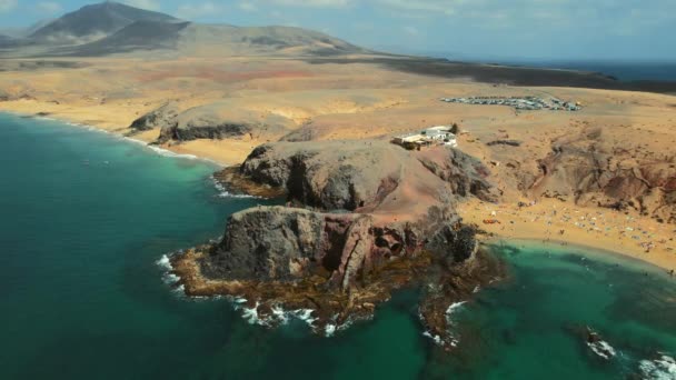 Drone Ponto Vista Tiro Aéreo Praia Areia Lanzarote Pessoas Relaxam — Vídeo de Stock