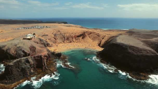 Αεροφωτογραφία Άνθρωποι Χαλαρώνουν Στην Πιο Δημοφιλή Παραλία Papagayo Του Lanzarote — Αρχείο Βίντεο