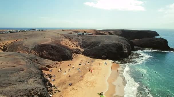 Drone Ponto Vista Tiro Aéreo Praia Areia Lanzarote Pessoas Relaxam — Vídeo de Stock