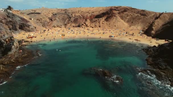 人们在兰萨罗特市最受欢迎的帕帕加约海滩 白沙湾 大西洋湾 清澈碧绿的海水上享受着空中美景 旅游目的地和旅游概念 加那利群岛 西班牙 — 图库视频影像