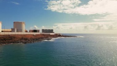 Paslanan büyük Barco Telamon gemisi Lanzarote Adası Atlantik Okyanusu 'nun sularında terk edildi. Turistik eğlence, seyahat ve dönüm noktası konsepti. Arrecife kasabası, Kanarya Adaları. İspanya