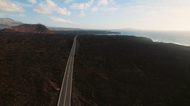 Drone Άποψη Timanfaya Εθνικό Πάρκο Αυτοκινητόδρομο Οδηγούν Βραχώδη Ηφαιστειακή Ακτογραμμή — Αρχείο Βίντεο