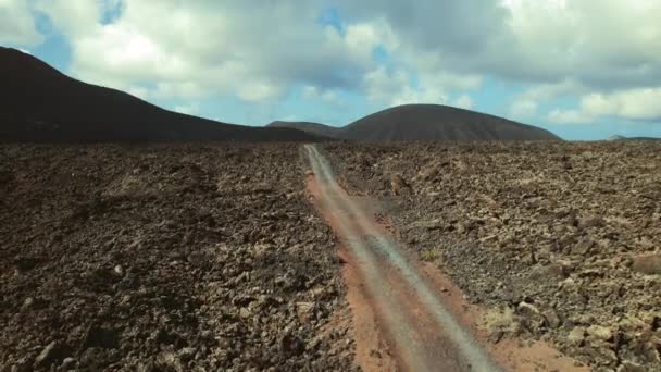 Drone Pohled Národní Park Timanfaya Skalnatá Sopečná Krajina Hory Modrém — Stock video